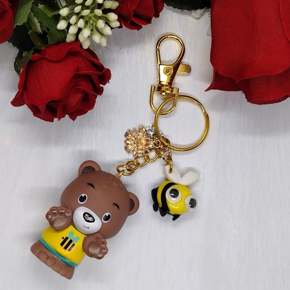 ⭐ Honey Bear with Bumble Bee & Flower Charm Keychain - Picture 1 of 5